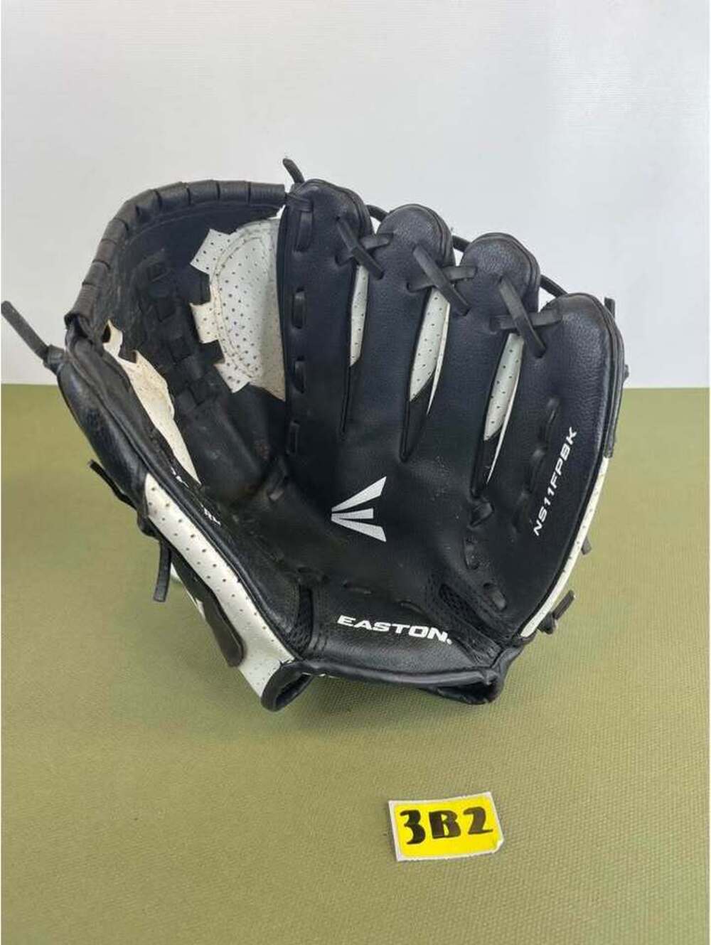Easton NS11FPBK 11" Softball Glove